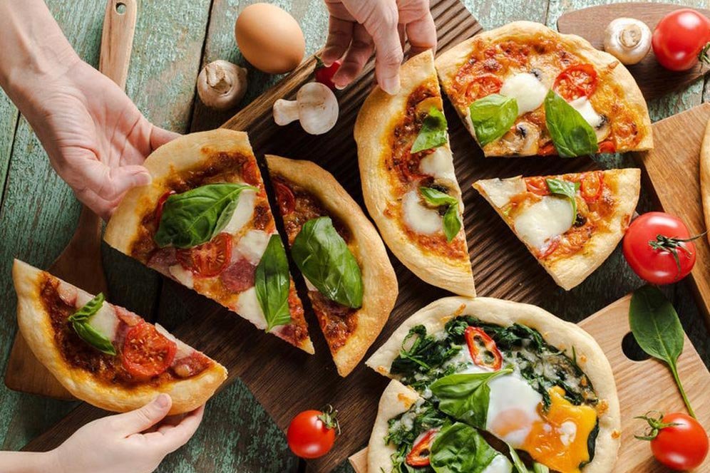 Menikmati Pizza Napolitana Di Napoli Italia